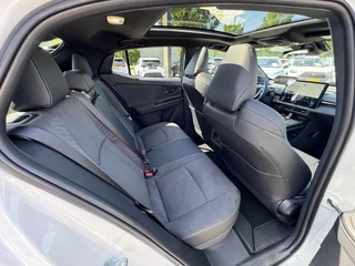 Toyota C-HR+ EXECUTIVE AWD 77 kWh NIEUW & DIRECT LEVERBAAR!! PREMIUM PACK PANO-DAK BLIND-SPOT PARK-SENSOREN 360° CAMERA STOEL/STUURVERW WARMTEPOMP EL-ACHTERKLEP / 21