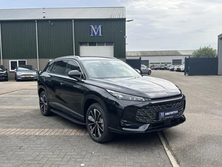 MG MG HS PHEV 1.5 Luxury PLUG-IN HYBRIDE | 272 PK | NIEUWE AUTO | >1.000 KM TOTAAL BEREIK | 1E REGISTRATIE 03-2026 | 360° CAMERA | ELEKTRISCHE ACHTERKLEP | 7 JAAR MG GARANTIE T/M 2033 | APPLE CARPLAY | ANDROID AUTO | STOELVERWARMING | FULL LED | ELEKTRISCHE STOELEN / 4