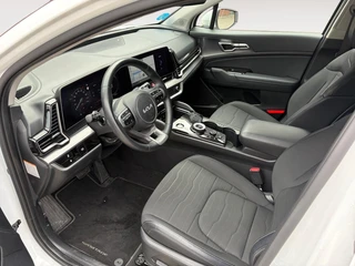 Kia Sportage 1.6 T-GDi Plug-in Hybrid AWD DynamicLine Luxury | Apple Carplay / Android Auto | Navigatiesysteem | Stoel + Stuurverwarming | Elektrisch Verstelbare Bestuurdersstoel | Licht + Regensensor | Parkeersensoren Voor + Achter | Camera Achter | Cruise Control Adaptief | Rijstrooksensor + Correctie | 19"Lichtmetalen Velgen / 26