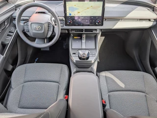 Toyota bZ4X Touring Dynamic 75 kWh NIEUW DIRECT LEVERBAAR! 360 CAMERA STOEL/STUURVERW WARMTEPOMP BLIND SPOT EL-ACHTERKLEP KEYLESS PARK-SENSOREN APPLE/ANDROID / 4