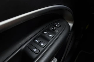 Jeep Avenger 1.2 e-Hybrid 110pk Automaat Summit | Navigatie | Achteruitrijcamera | Adapt. Cruise control | Climate control | Elektrische achterklep | Keyless | 18" Lichtmetalen velgen | 8 jaar garantie / 19