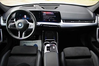 BMW iX1 xDrive30 67 kWh // 99,2% SoH | M-Sport | Panoramadak | Harman Kardon | HUD | 360 CAM | Massage| Elek. + Memory | Sfeerverlichting / 18