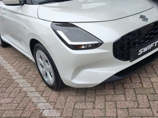 Suzuki Swift 1.2 SELECT SMART HYBRID  Direct Leverbaar | Tot 10 JAAR GARANTIE!  Inclusief € 2.400,- Voorraad Voordeel / 36