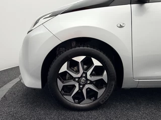 Toyota Aygo 1.0 VVT-i x-joy Automaat | ClimaTronic | Camera | Carplay&Android / 6