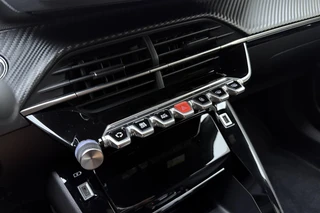 Peugeot e-2008 EV Allure 50 kWh | 100% SOH! l Apple Carplay/Android Auto l Bluetooth l DAB l Cruise Control l Climate Control l Navigatie l Lichtmetalen Velgen l PDC Achter / 26