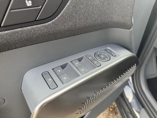 Kia EV2 Plus 42.2 kWh 3.000,- Inruilkorting | Privacy Glass | 18" lichtmetalen velgen | Warmtewerend glas rondom | Draadloze oplader voor smartphone / 33