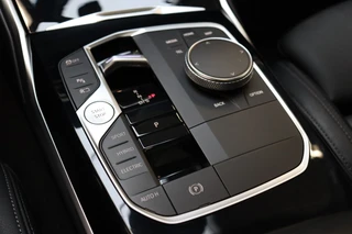 BMW 3 Serie Touring 330e High Executive M Sport Pakket Automaat  / Live Cockpit Professional / SOH 93 % / Driving Assistant / Panoramadak / Trekhaak / Leder / Harman Kardon / Innovation Pack / Parking Assistant / Travel Pack / Curved Display / 19 Inch / Shadow Line / 24