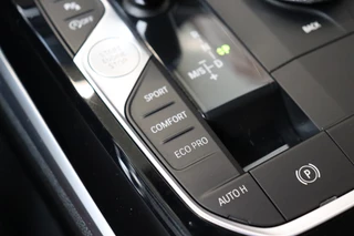 BMW 3 Serie Sedan 318i High Executive Luxury Line Automaat  / Live Cockpit Professional / Trekhaak / Stoelverwarming voor+achter / Achteruitrijcamera / Harman Kardon / Stuurverwarming / LED / Ambiance Verlichting / DAB / Sportstoelen / 34