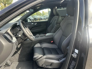 Volvo XC60 2.0 T6 Plug-in hybrid AWD Plus Black Edition LUCHTVERING | ELEK. TREKHAAK | STOEL + STOELVERWARMING | ACHTERBANK VERWARMD | HARMAN KARDON | RIJKLAAR | FABRIEKS GARANTIE T/M 7-2027 | PANO | / 2