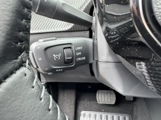 Peugeot e-2008 Envy EV 54kwh 156pk | Apple Carplay/Android Auto | Adaptieve Cruise Control | Lichtmetalen velgen 17 inch | Draadloos laden / 21