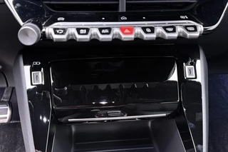 Peugeot 2008 1.2 Hybrid 145 GT / 18" / Navigation pack /  2+6 Jaar Garantie / 21