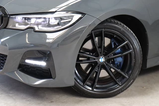 BMW 3 Serie Sedan 330i High Executive M Sport Pakket Automaat  / Live Cockpit Professional / Schuif-/kanteldak / M Sportremsysteem / Leder / Shadow Line / 19 Inch / Extra Getint Glas / Stoelverwarming / Climate Control / Parkeersensoren voor+achter / Stuurwiel Verwambaar / Hifi / 12
