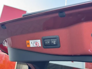 Toyota C-HR 2.0 Plug-in Hybrid 220 Executive NIEUW UIT VOORRAAD LEVERBAAR!! / 24