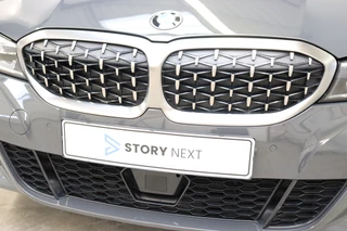 BMW 3 Serie Touring M340i xDrive High Executive M Sport Pakket Automaat  / Live Cockpit Professional / Panoramadak / Trekhaak / Individual Leder Merino / Driving Assistant / M Sport Differentieel / Harman Kardon / M Adaptief Onderstel / Safety Pack / Head-Up Display / 19 Inch / Stoelverwarming voor+achter / 10