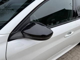 Peugeot 208 1.2 Turbo 100 PK GT | Navigatie | Zwart dak | Sportstoelen | Keyless Start | 17" Lichtmetalen Velgen | Full LED Verlichting | Climate Control | Cruise Control | Camera | Parkeersensoren | Dodehoek detectie | / 41