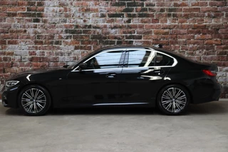 BMW 3 Serie Sedan 330i High Executive M Sport Pakket Automaat  / Live Cockpit Professional / Head-Up Display / Leder / Harman Kardon / LED / Stoelverwarming / Driving Assistant / Achteruitrijcamera / M Sportremsysteem / DAB / Ambiance Verlichting / 4