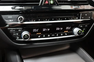 BMW 5 Series Touring 520i High Executive M Sport Pakket Automaat  / Navigatiesysteem Professional / Adaptieve LED-koplamp / Hifi / Climate Control / Parkeersensoren / Sfeerverlichting / Chrome Line / Sportstoelen / Cruise Control / Stoelverwarming / 21