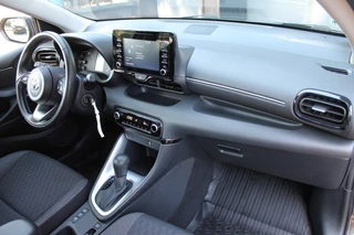 Toyota Yaris 1.5 HYB. ACTIVE Automaat / Camera / Cruise control / Dab radio / Apple carp. / 23
