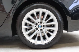 BMW 5 Series Touring 530i High Executive Luxury Line Automaat  / Navigatiesysteem Professional / Panoramadak / Trekhaak / Comfortstoelen / Driving Assistant Plus / Adaptieve LED-koplampen / Hifi / Stuurwielrand Verwarmd / Achteruitrijcamera / Head-Up Display / Stoelverwarming / 13