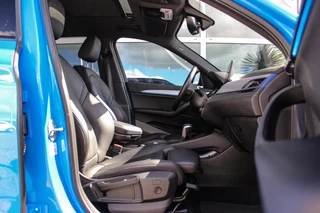 BMW X1 xDrive25e High Executive M sport | 1e eigenaar | Dealer onderhouden | Panoramadak | Apple Carplay | Camera | LED adaptief | Head-up | Stoelverwarming | Cruise control / 15