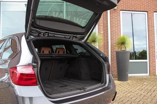 BMW 3-serie Touring 318i Centennial Executive M-sport | 2e eigenaar | HiFi audio | Navigatie | Bluetooth | Climate control | M-sportstuur | Cruise control | PDC | 18 inch | Trekhaak / 29