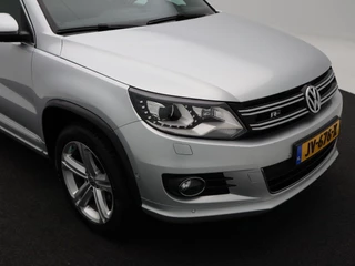 Volkswagen Tiguan 1.4 TSi R-Line Edition 125 Pk | Panoramadak | Trekhaak | Camera | Cruise Control | Climatronic | Navigatie | 18 Inch / 13