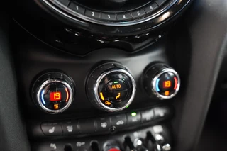MINI 5-deurs 1.5 Cooper Chili  Navigatie Full-led CruiseControl / 12