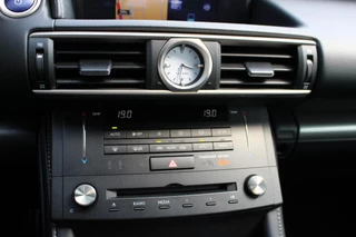 Lexus RC 300h F SPORT Line NL-AUTO CRUISE TRIPLE-LED STOELVENT BLIND-SPOT 19" LM-VELGEN / 31