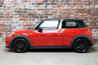 MINI Cooper Hatchback Pepper Business Automaat 3 deurs  / Navigatiesysteem / Cruise Control / Achteruitrijcamera / Comfort Access / Bluetooth / Climate Control / Lichtpakket / Parkeersensoren  / 16 Inch / Chrome Line / 4