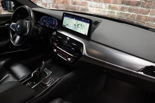 BMW 5 Serie Touring 520i High Executive M Sport Pakket Automaat  / Trekhaak / Navigatie Professional / Achteruitrijcamera / Comfortstoelen / DAB / Apple Carplay / Stoelverwarming / Adaptief Onderstel / Cruise Control / LED / 21
