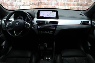 BMW X1 sDrive20i High Executive xLine Automaat  / Navigatiesysteem Plus / Trekhaak / Achteruitrijcamera / Leder / Head-Up Display / 19 Inch / Adaptieve LED-koplampen / Hifi / Sportstoelen / DAB / Stoelverwarming / Extra Getint Glas / Lichtpakket / 16