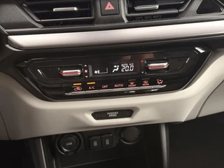 Suzuki Swift 1.2 Style Smart Hybrid Navigatie, Cruise Control Adaptief, Achteruitrijcamera, Stoelverwarming, Parkeersensoren / 17
