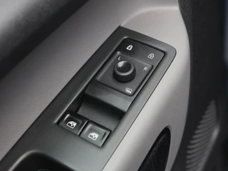 Volkswagen ID. Buzz Pro 86 kWh 286 Pk LWB 7 Persoons | Cruise Control | CarPlay | Climatronic | Navigatie | 19 Inch | 18.855 Km !! / 20