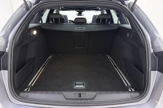 Peugeot 308 SW 1.2T Blue Lease GT | Panorama dak | 18'' Lichtmetalen velgen | Full LED | Trekhaak | Alcantara bekleding | Digitale Cockpit | Apple Carplay & Android Auto | Keyless Entry & Start | Camera | Climate Control | Navigatie | VOL! / 4