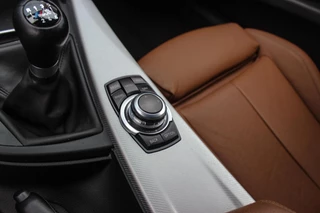 BMW 3-serie Touring 318i Centennial Executive M-sport | 2e eigenaar | HiFi audio | Navigatie | Bluetooth | Climate control | M-sportstuur | Cruise control | PDC | 18 inch | Trekhaak / 27