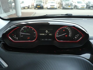 Peugeot 2008 1.2 PureTech GT-line | 110PK | Trekhaak | Achteruitrijcamera | 17 inch lichtmetalen velgen | Apple carplay/Andriod auto | Dakrails | Climate control | Cruise control / 17