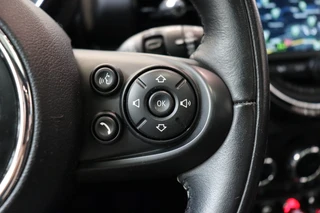 MINI Clubman Cooper Serious Business / Navigatiesysteem Professional / Panoramadak / Harman Kardon / Climate Control / 17 Inch / LED-koplampen / Parkeersensoren / Cruise Control / Lichtpakket / 36