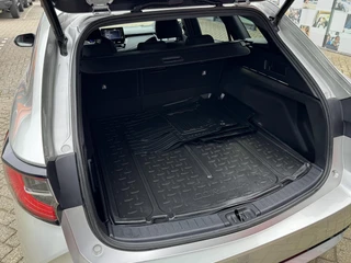 Toyota Corolla 1.8 Hybrid Business Plus / 22