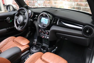 MINI Cooper S Cabrio Chili Automaat  / Navigatiesysteem / Leder / Climate Control / Harman Kardon / Parkeersensoren / LED / Sportstoelen / Windscherm / Cruise Control / 17 Inch / Lichtpakket / Bluetooth / 22