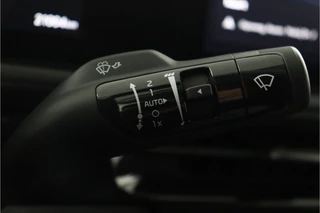 Kia EV6 Light Edition 63 kWh - SOH 99,7%  - Navigatie - Adaptive Cruise Control - Stoel/Stuur verwarming - Apple Carplay/Android Auto - Fabrieksgarantie tot 02-2032 / 24