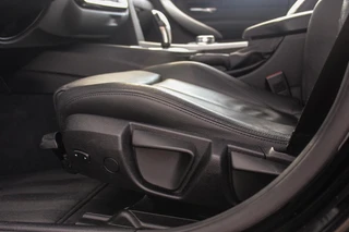BMW 3-serie Touring 320i M Sport Edition | 2e eigenaar | NL auto | Camera | HiFi audio | Stoelverwarming | DAB | Head-up | Cruise control | LED | Park Assistant | PDC | Navigatie / 46