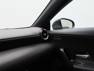 Mercedes-Benz CLA-klasse Shooting Brake 180 Business Solution 136 Pk Automaat | Stoelverwarming | Camera | Cruise Control | CarPlay | Climatronic | 16 Inch | 97.722 Km !! / 31