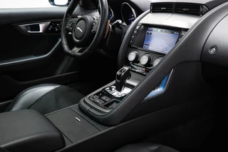 Jaguar F-TYPE 3.0 V6 Coupé | PANORAMADAK | CLIMA | STUURVERWARMING | CAMERA | 19" / 4