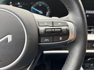 Kia Sportage 1.6 T-GDi Plug-in Hybrid AWD DynamicLine Luxury | Apple Carplay / Android Auto | Navigatiesysteem | Stoel + Stuurverwarming | Elektrisch Verstelbare Bestuurdersstoel | Licht + Regensensor | Parkeersensoren Voor + Achter | Camera Achter | Cruise Control Adaptief | Rijstrooksensor + Correctie | 19"Lichtmetalen Velgen / 16