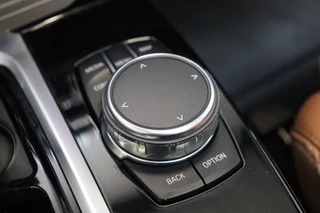 BMW X3 xDrive20i High Executive xLine Automaat  / Navigatiesysteem Professional / Panoramadak / Trekhaak / Leder / Parkeersensoren voor+achter / 19 Inch / Sportstoelen / LED / Stoelverwarming / Climate Control / 22