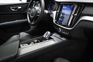 Volvo V60 2.0 B4 Ultimate Dark | PANORAMADAK | HEAD UP | STANDKACHEL | ACHTERBANKVERWARMING | 360 CAMERA | 20" / 4