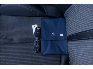 Peugeot 3008 1.6 HYbrid 225 Blue Lease Allure | 98% SOH | NL auto | Camera / 37