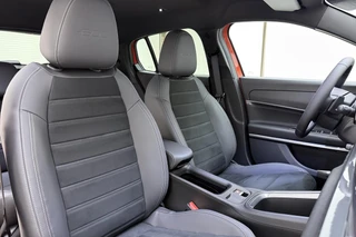 Fiat 600 1.2 Turbo 145pk Hybrid Automaat Sport | DEMO | Tot 8 jaar garantie | Navigatie | Achteruitrijcamera | Elektrische achterklep | LED Matrix koplampen | Sportief interieur | 18" Lichtmetalen velgen | Zwart dak / 16