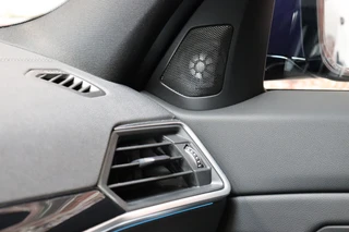 BMW 3 Serie Touring 330e High Executive M Sport Pakket Automaat  / Live Cockpit Professional / SOH 93 % / Driving Assistant / Panoramadak / Trekhaak / Leder / Harman Kardon / Innovation Pack / Parking Assistant / Travel Pack / Curved Display / 19 Inch / Shadow Line / 34