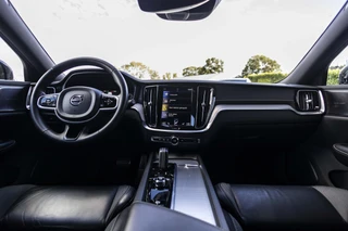 Volvo V60 2.0 B4 Momentum Business  | Pano | Harman Kardon | / 39